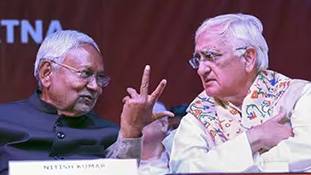 नीतीश कुमार 'आई लव यू' कहने में हिचक क्यों रहे हैं?