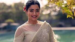 रश्मिका मंदाना 'कामवाली बाई' के भी पैर छूती हैं और इसे ही बड़प्पन कहते हैं!