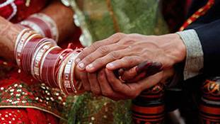 बदले हुए वक्त में फिर लौटते हैं एक अहम सवाल पर- शादी-बंधन है या सौदा?