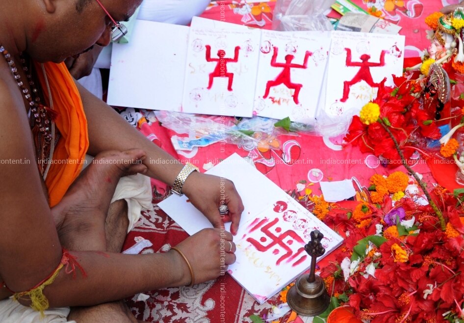 Buy Kolkata A Priest Performs A Ritual During Bengali New Year Celebrations In Kolkata On April 15 2019 Photo Kuntal Chakrabarty Ians Pictures Images Photos By Ians Others Pictures Dance till you drop and end the year with a crazy.