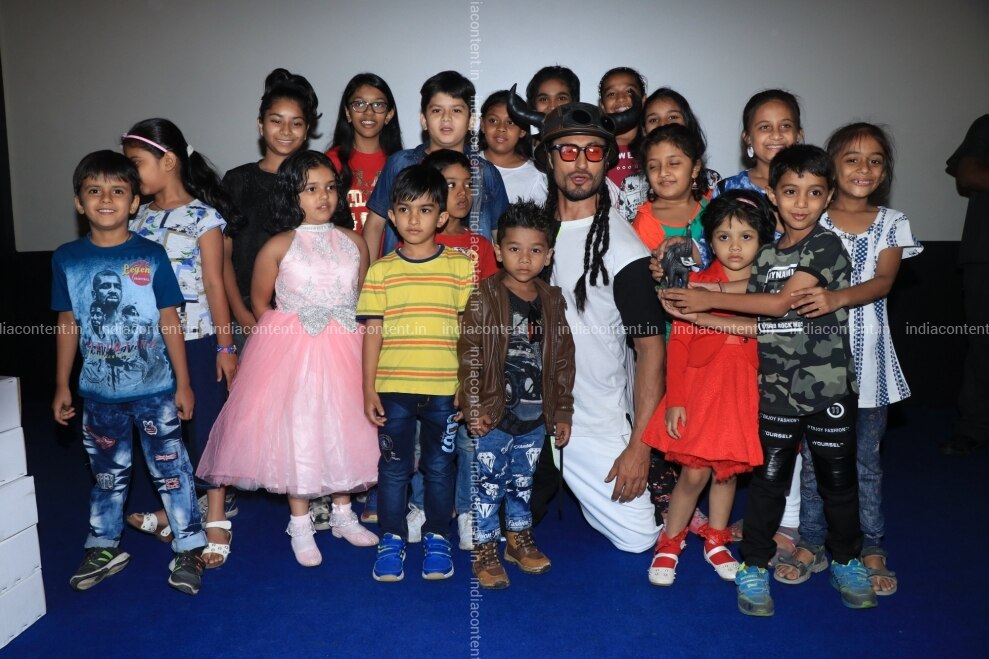 Buy Mumbai Actor Vidyut Jamwal With Children During The Special Trailer Screening Of His Upcoming Film Junglee In Mumbai On March 4 2019 Photo Ians Pictures Images Photos By Ians Entertainment Pictures I like vidyut, i really do. buy mumbai actor vidyut jamwal with