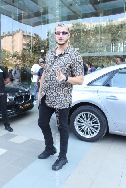 Buy Mumbai Dj Snake Seen At Dharma Office Mumbai On March 20 2019 Photo Ians Pictures Images Photos By Ians Entertainment Pictures Just before playing 'get low,' he asks the audience to sit down, which they do like obedient.