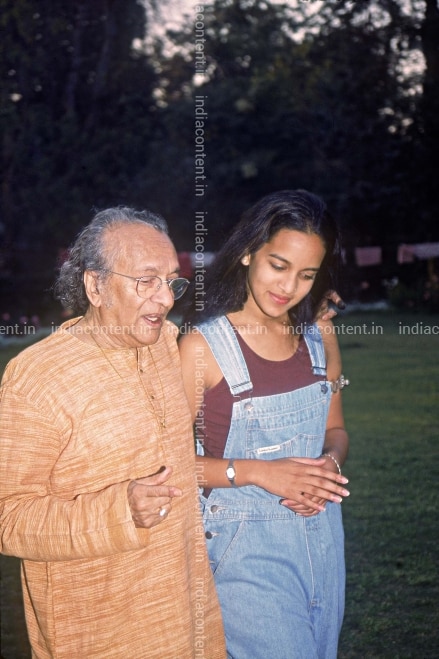 Buy Ravi Shankar With Daughter Anoushka Shankar Pictures Images Photos By Pramod Pushkarna Archival Pictures Check out auto shankar stills, auto shankar movie photos, auto shankar pictures oat kollywood zone. daughter anoushka shankar pictures