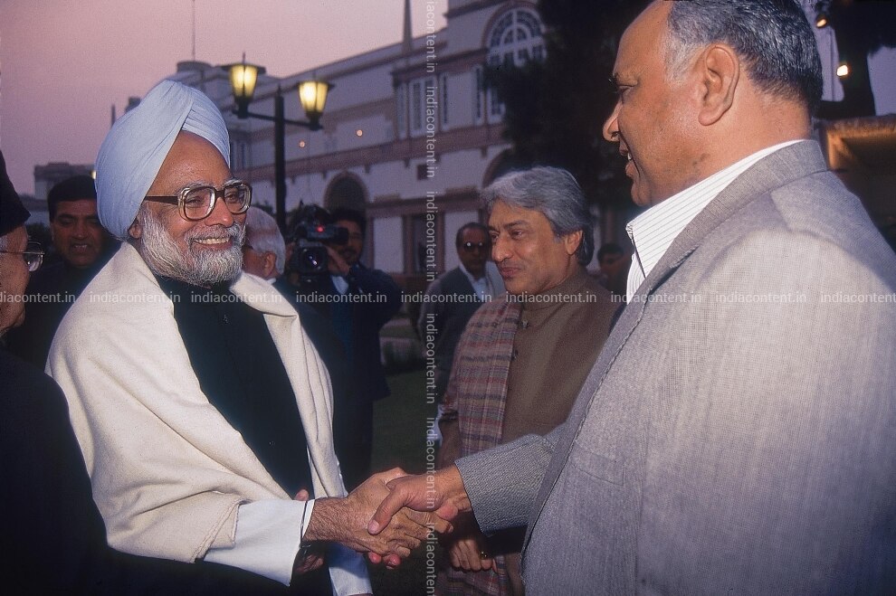 Buy Manmohan Singh Speaking To Sharad Pawar And Amjad Ali Khan In A Meeting Pictures Images Photos By India Today Archival Pictures