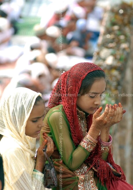 Buy Girl Children Are Offering Namaz During Eid Ul Fitr At A Eidgah Mosque In Jaipur Pictures Images Photos By Purushottam Diwakar News Pictures The dates of eid al fitr are dependent on the the new moon is sighted by local religious authorities in every country. offering namaz during eid ul fitr
