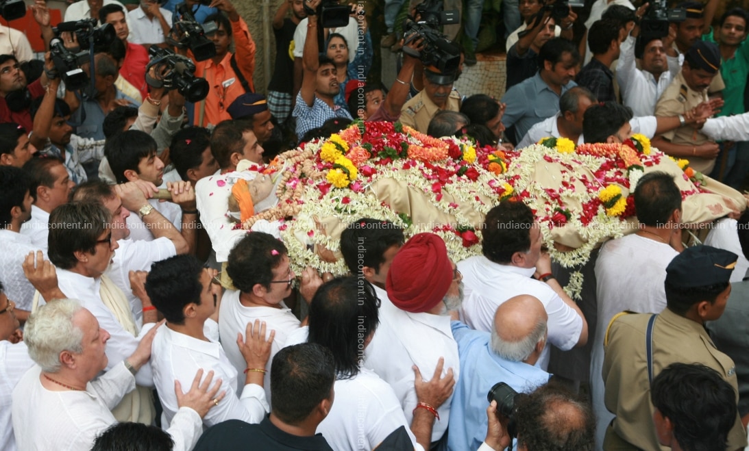 Buy Funeral Procession of Veteran Bollywood actor Shammi Kapoor Pictures, Images, Photos By
