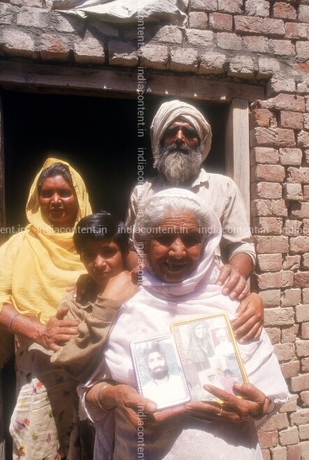 Buy Niranjan Singh With Surjeet Kaur Pictures Images Photos By Sharad Saxena Archival Pictures Discover top playlists and videos from your favourite artists on shazam! india content