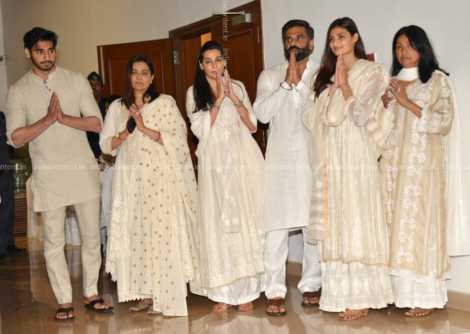 Buy Mumbai Celebrity Sightings Pictures Images Photos By Milind Shelte Entertainment Pictures Suniel shetty along with wife mana shetty and son are seen at last rites ceremony. india content