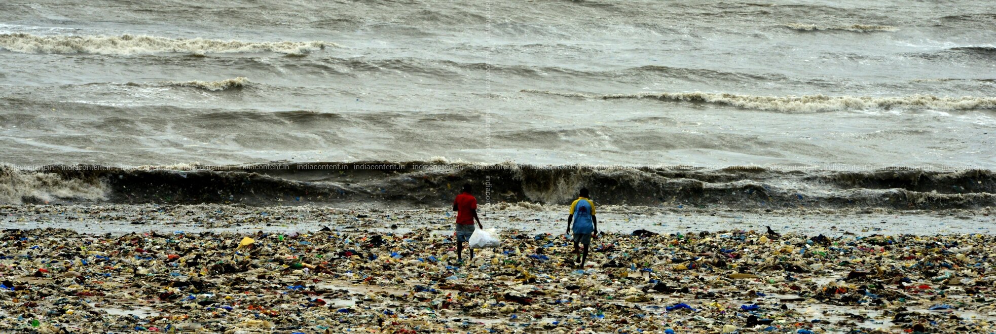 Buy Juhu Beach Pollution Pictures Images Photos By Milind Shelte Environment Pictures Juhu is another beach in mumbai inundated with trash. india content