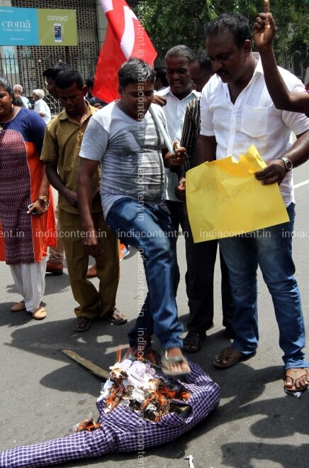 659-protesters-buring-effigy-of-of-prime