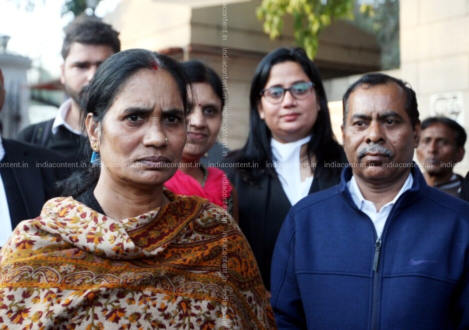 Buy Nirbhaya family at Patila House court Pictures, Images, Photos By Qamar  Sibtain - Social Issues pictures