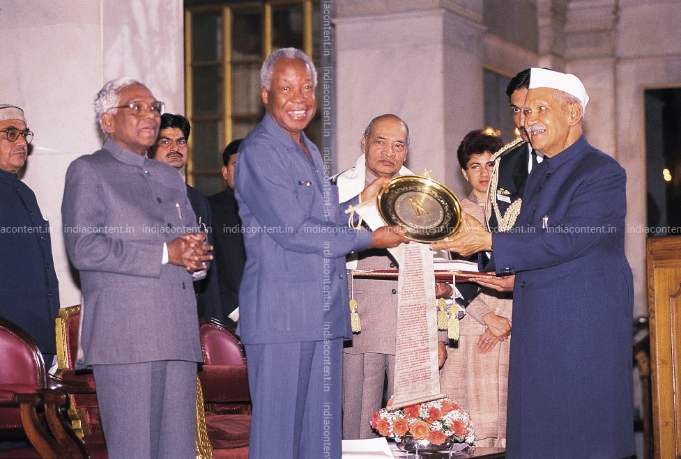Buy Nayerere Getting Award From Sharma Shankar Dayal Narayanan Kr And Rao Pv Narasimha In The Picture Pictures Images Photos By Saxena Sharad Archival Pictures Decouvrez toute la carriere de n. india content