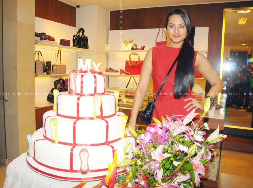 Buy Mumbai Celebrity Sightings Pictures Images Photos By Yogen Shah Entertainment Pictures Salvatore ferragamo, galleria, trident, mumbai salvatore.