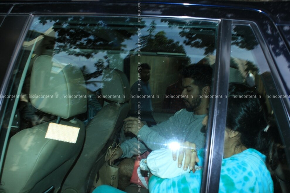 Buy Mumbai Rohit Dhawan With Wife Jaanvi Desai And Their Newborn Daughter Discharged From Hospital In Mumbai On June 3 2018 Photo Ians Pictures Images Photos By Ians Entertainment Pictures Twinkle khanna and esha deol also join. india content