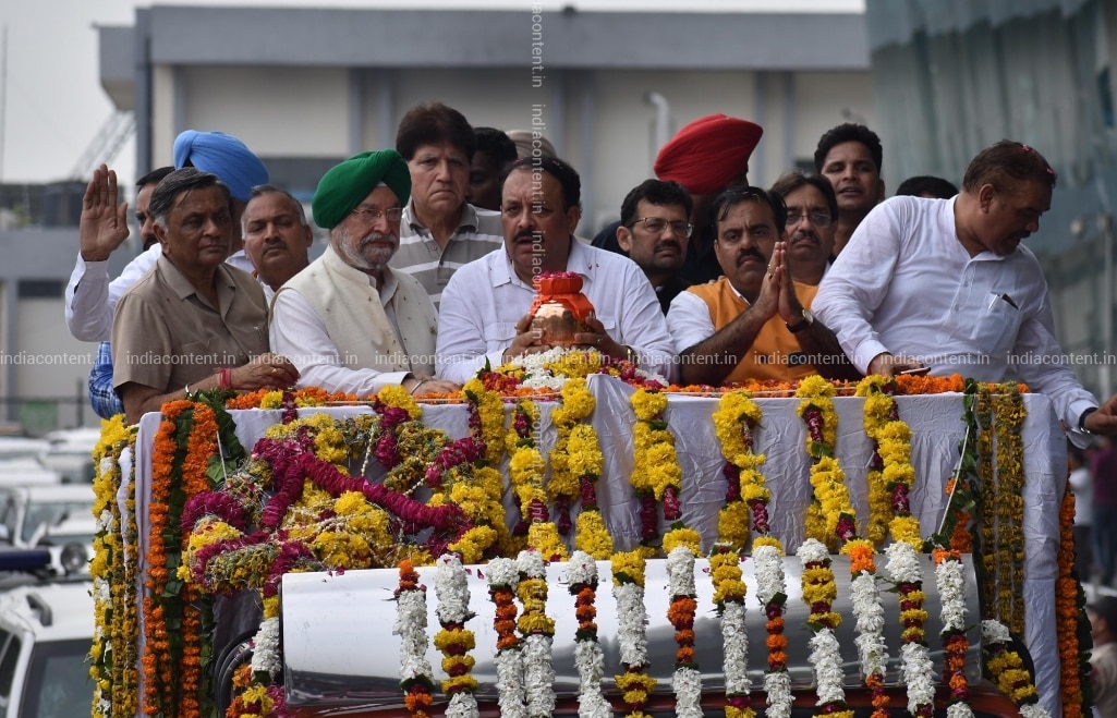 Buy Amritsar Union Mos Housing And Urban Affairs Hardeep Singh Puri Punjab Bjp President And Rajya Sabha Mp Shwait Malik With Party Leaders Take Ashes Of Former Prime Minister Atal Bihari Vajpayee Atal bihari vajpayee purpose of my life: india content