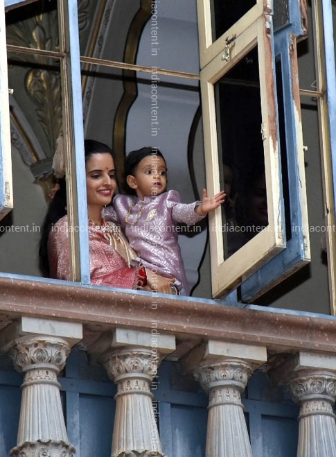 Buy Mysuru Trishika Devi Wife Of Yaduveer Krishnadatta Chamaraja Wadiyar With Their Son Aadyaveer Narasimharaja Wadiyar During Ayudha Pooja At Mysore Palace On Oct 7 2019 Photo Ians Pictures Images Photos By Era un excelente jinete y jugaba al polo junto a su hermano para llevar laureles al equipo. yaduveer krishnadatta chamaraja wadiyar