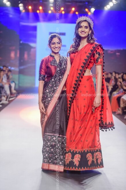 Buy Mumbai Showstopper Fascino Miss Diva 2018 Runner Up Roshni Sheoran With Fashion Designer Reemly On Day 2 Of The Bombay Times Fashion Week 2018 In Mumbai On Oct 13 2018 Photo Les notes de coeur sont muguet. mumbai showstopper fascino miss diva