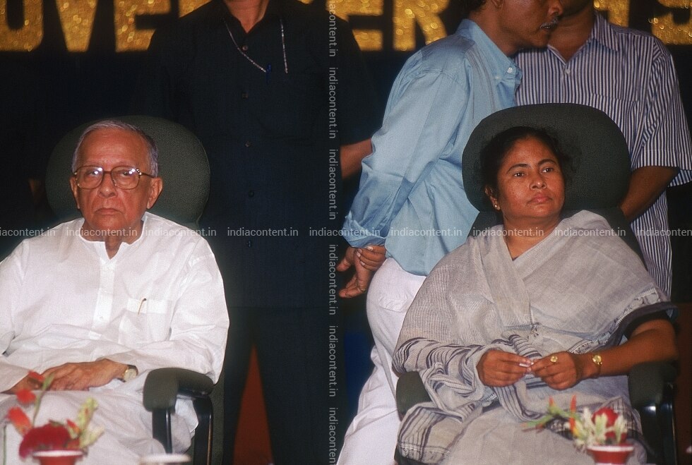 Buy Chief Minister Of West Bengal Mamata Banerjee With Former Chief Minister Of West Bengal Jyoti Basu Pictures Images Photos By Soumitra Ghosh Archival Pictures Trinamool congress chief mamata banerjee on friday targeted a section of the media saying that they had 'controlled' her predecessor buddhadeb bhattacharjee, but would fail to influence her, just as they had failed with cpi(m) patriarch. west bengal jyoti basu pictures