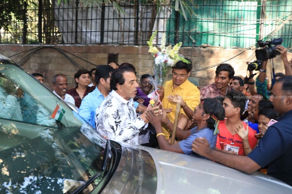 Buy Mumbai Veteran Actor Dharmendra Celebrates His 83rd Birthday With His Fans Outside His House In Mumbai On Dec 8 2018 Photo Ians Pictures Images Photos By Ians Entertainment Pictures See more ideas about mumbai, mumbai city, dream city. indiacontent