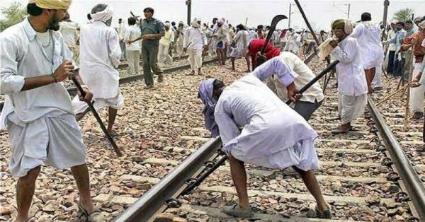अंग्रेजों की बिछाई पटरी उखाड़कर बदला लेते हुए गुर्जर