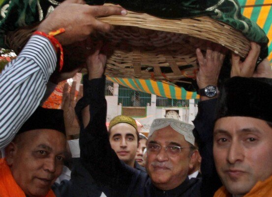 अजमेर की दरगाह में बिलावल भुट्टो और आसिफ अली जरदारी