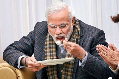 अपने चमचे के साथ नरेंद्र भाई मोदी.
