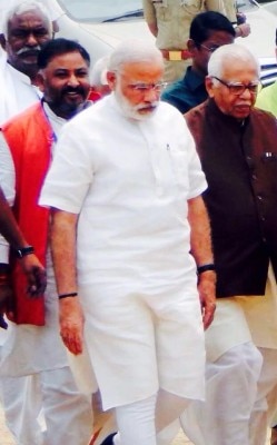 नरेंद्र मोदी के साथ दयाशंकर सिंह नरेंद्र मोदी के साथ दयाशंकर सिंह