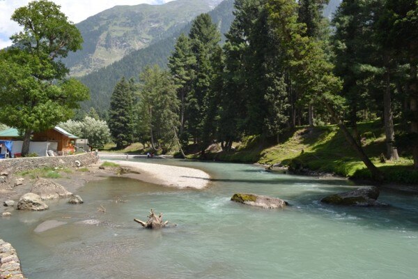 पहलगाम की बेताब वैली में लिद्दर नदी टूरिस्टों के लिए मन लुभावन जगह है.