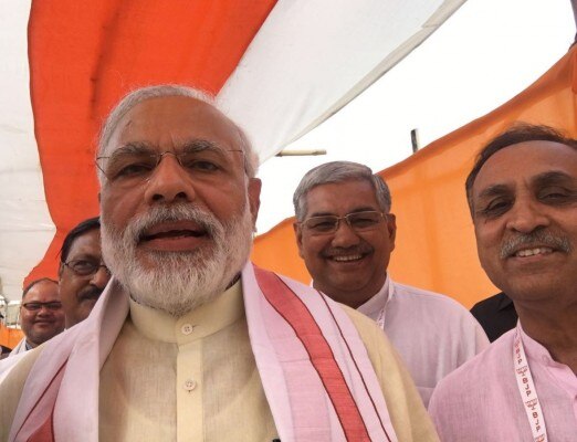 मोदी जी के साथ सेल्फी मोड में