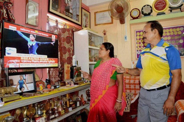 रियो में पर्फॉर्म करती दीपा को टीवी पर देखते उसके पेरेंट्स