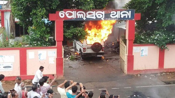 भीड़ ने पुलिस स्टेशन में गाड़ी जला दी.