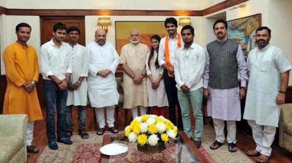 प्रधानमंत्री नरेंद्र मोदी और अमित शाह के साथ सतेंदर अवाना