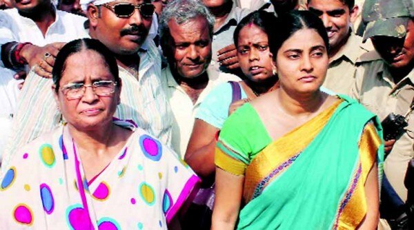 कृष्णा पटेल के साथ अनुप्रिया पटेल