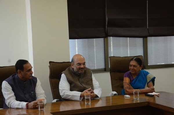 अमित शाह और आनंदीबेन के साथ