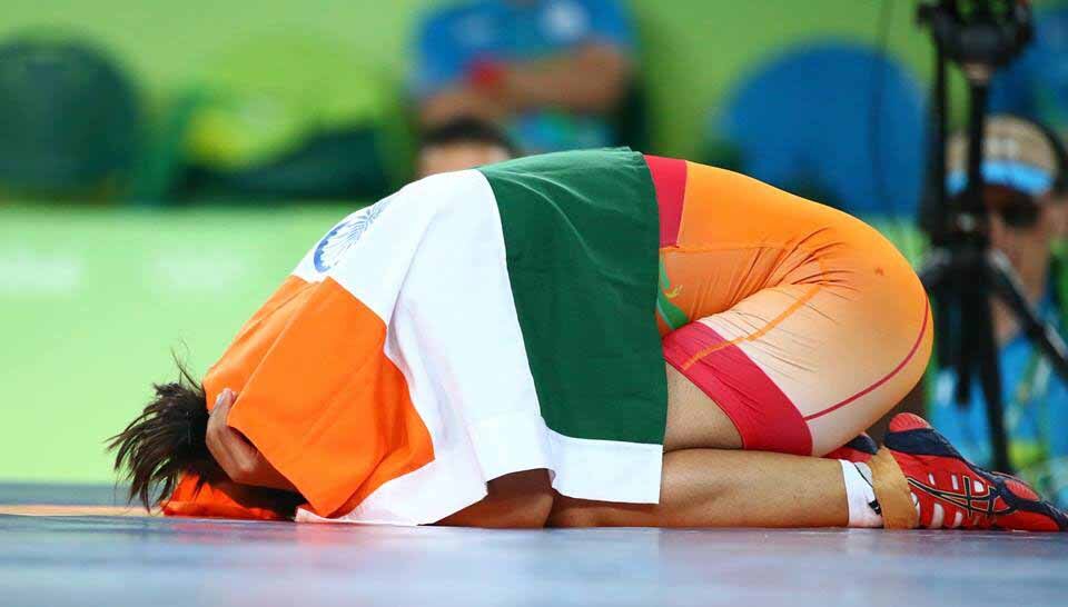 मेडल जीतने के बाद साक्षी ने रियो में तिरंगा ओढ़ लिया था. Photo: Reuters