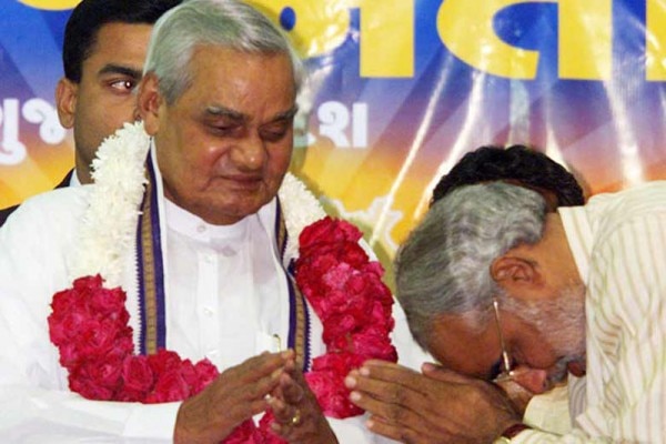अटल बिहारी वाजपेयी के साथ नरेंद्र मोदी