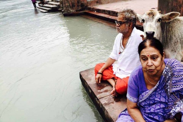 संजय अपनी माताजी के साथ.