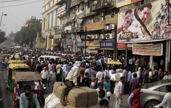 सनिमा देखने के लिए भीड़ इकठ्ठी नहीं हुई है