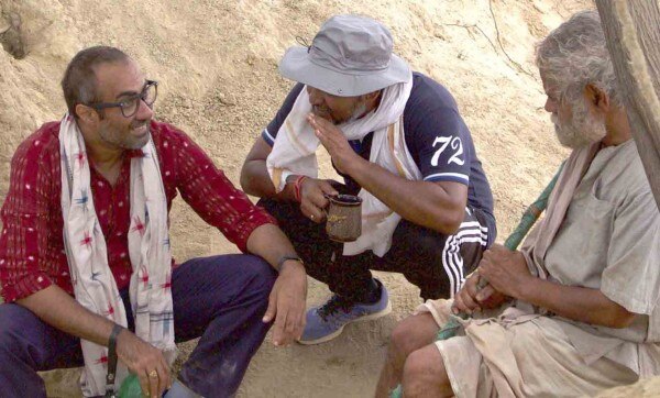 शूटिंग के दौरान रणवीर शौरी, डायरेक्टर नील माधव पांडा और संजय मिश्रा.