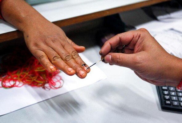 वोट देकर नहीं बल्कि नोट एक्सचेंज का प्रमाण है