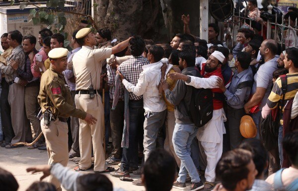 लाइन में आएं