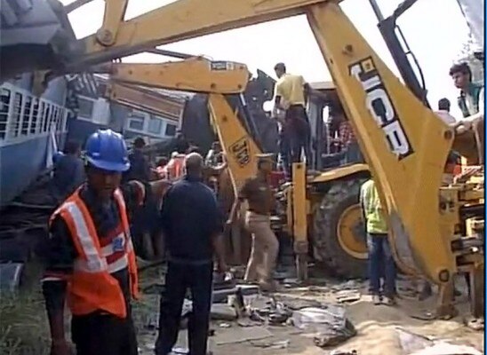 इस तरह हटाए जा रहे हैं ट्रेन के डिब्बे