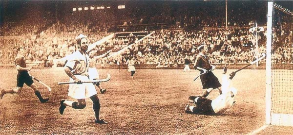 बलबीर सिंह सीनियर 1948 में लंदन ओलंपिक गेम्स के दौरान मैच में.