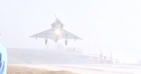 एक्सप्रेसवे पर फाइटर जेट