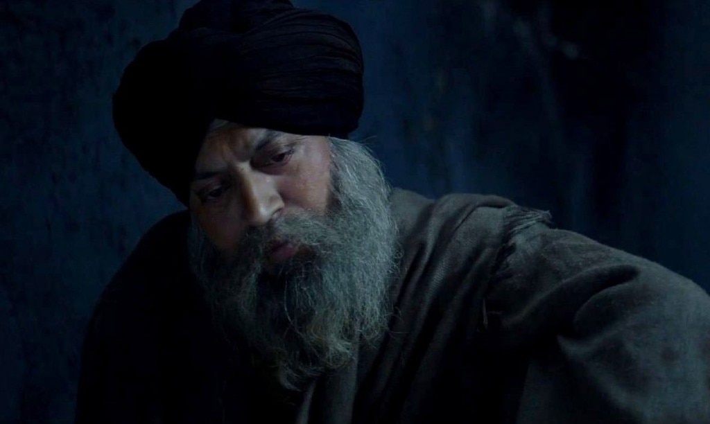 इरफान ख़ान फिल्म किस्सा में अंबर सिंह के रोल में. लुक्स में वे गुरदित्त जैसे ज्यादा लग सकते हैं न कि अक्षय.