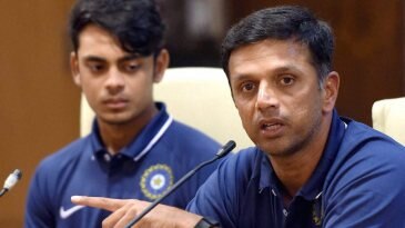 Mumbai: India's Under-19 coach Rahul Dravid along with team captain Ishan Kishan (L) during a press conference in Mumbai on Tuesday. PTI Photo by Mitesh Bhuvad (PTI1_19_2016_000309B)