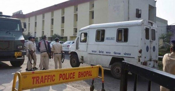 भोपाल जेल के बाहर खड़े पुलिस वाले