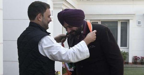 पिछले चार साल से सिद्धू को पार्टी में बड़ा पद दिए जाने की चर्चा चल रही है. (फाइल फोटो) पिछले चार साल से सिद्धू को पार्टी में बड़ा पद दिए जाने की चर्चा चल रही है. (फाइल फोटो)