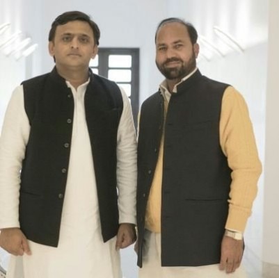 अखिलेश यादव और रफीक अंसारी.