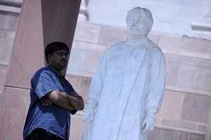 मायावती की मूर्ति के साथ श्रवण प्रजापति